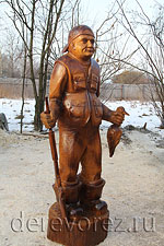 Деревянная скульптура охотника